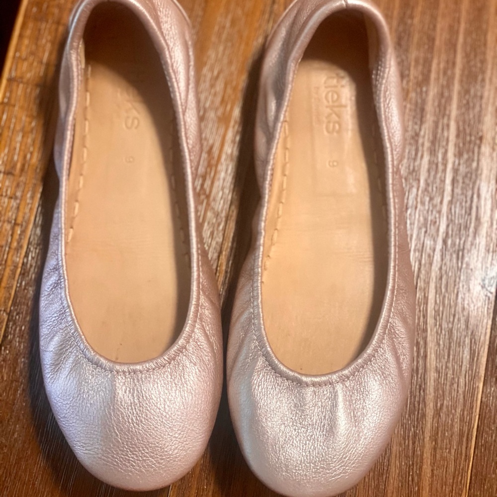 COPY -Rose Tieks Size 9